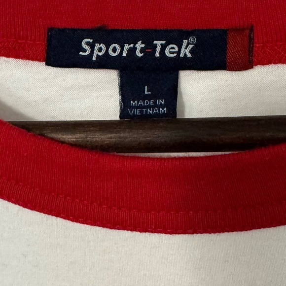 Men’s Quarter Sleeve Christmas Graphic T. Size: L - Picture 2 of 6